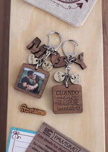 Cargar imagen en el visor de la galería, Foto Frase acabado madera